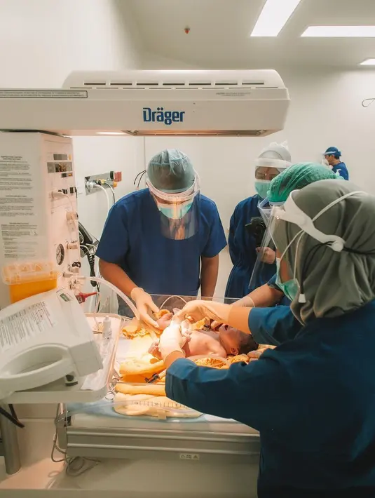 "Banyak yang nanya juga sih kenapa nggak saya samain (tanggal lahirnya). Kita mikir untuk kedepannya maksudnya waktu dia masih kecil mungkin seru bisa celebrate bareng. Tapi pas dia udah gede mungkin dia mau celebrate sama teman-temannya," jelas Glenn. (Instagram/glennalinskie)