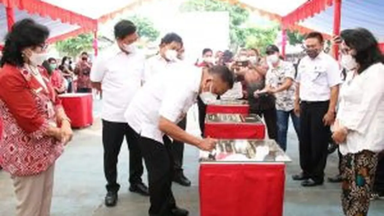 Gubernur Sulut Olly Dondokambey bersama Wagub Steven Kandouw meresmikan sejumlah proyek bantuan pemerintah untuk sekolah-sekolah, baik swasta maupun negeri.