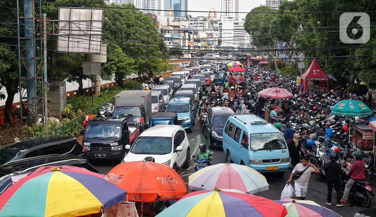 Terlihat kendaraan roda dua dan kendaraan roda empat hampir tidak bergerak di sekitar kawasan itu. (Liputan6.com/Angga Yuniar)