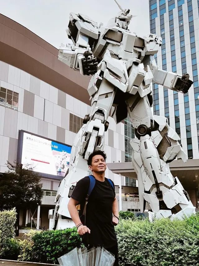 6 Potret Ariel NOAH Liburan di Jepang, Bahagia Kunjungi Patung Gundam