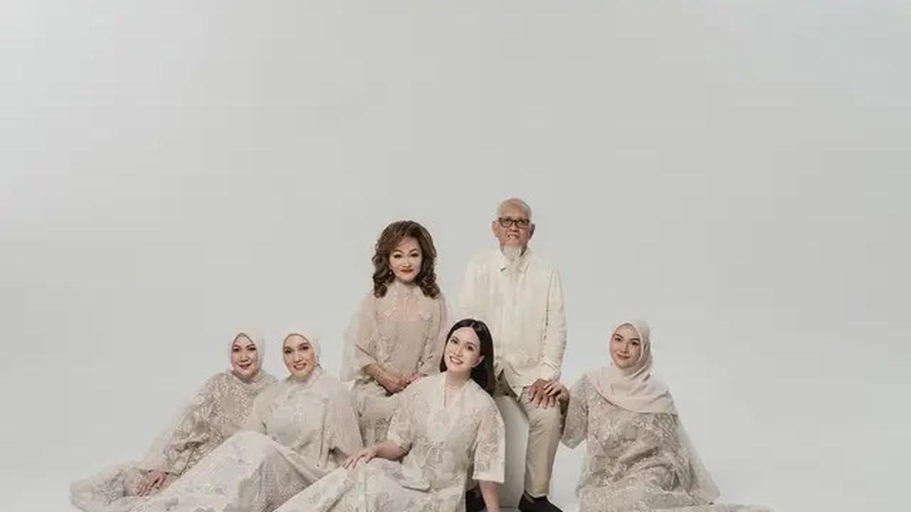 6 Pemotretan Shandy Aulia Bersama Keluarga Besar Muslim, Rukun di Tengah Perbedaan