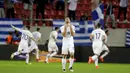 Bek Yunani, Sokratis Papastathopoulos, merayakan kemenangan atas Gibraltar pada laga Kualifikasi Piala Dunia 2018 di Stadion Georgios Karaskaikis, Athena, Selasa (10/10/2017). Yunani menang 4-0 atas Gibraltar. (AP/Thanassis Stavrakis)