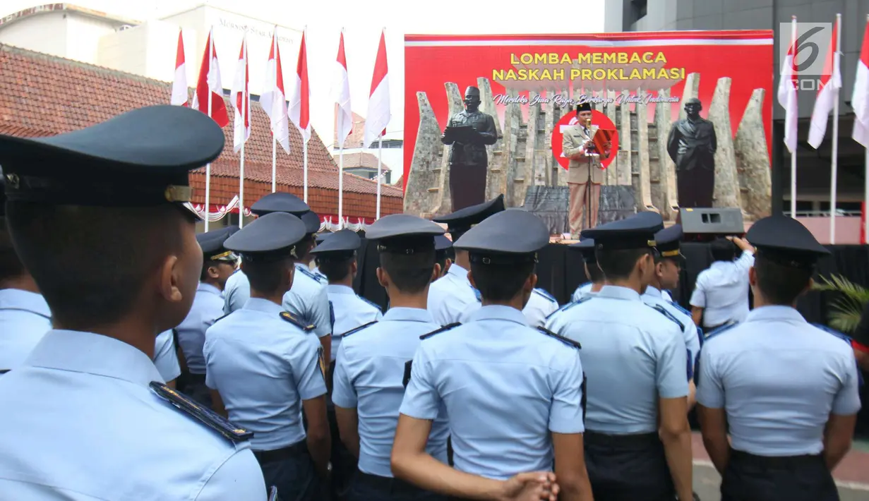 Peserta membaca naskah Proklamasi saat mengikuti lomba di Kementerian Hukum dan HAM, Jakarta, Senin (14/8). Kegiatan ini bertujuan untuk memeriahkan dan menggelorakan peringatan hari ulang tahun Republik Indonesia ke 72. (Liputan6.com/Helmi Afandi)