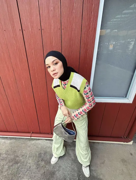 Permainan layer juga bisa jadi opsi sempurna untuk hadirkan kesempurnaan gaya yang semakin seru. [Foto: Instagram/ Tantri Namirah]