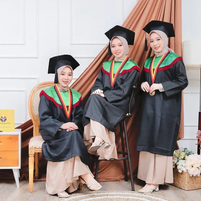 6 Potret Terbaru Purwa Kembar, Pernah Dikira Pakai Efek Karena Sulit Dibedakan