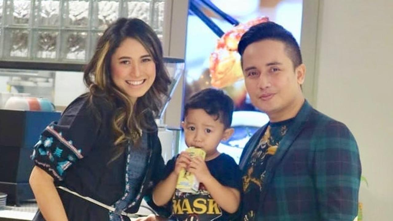 6 Potret Denny Darko Bareng Keluarganya yang Selalu Tampil Harmonis