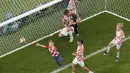 Kegembiraan juga dirasakan anak-anak lain dari pemain Kroasia yang bermain di salah satu gawang Khalifa International Stadium. (AP Photo/Pavel Golovkin)