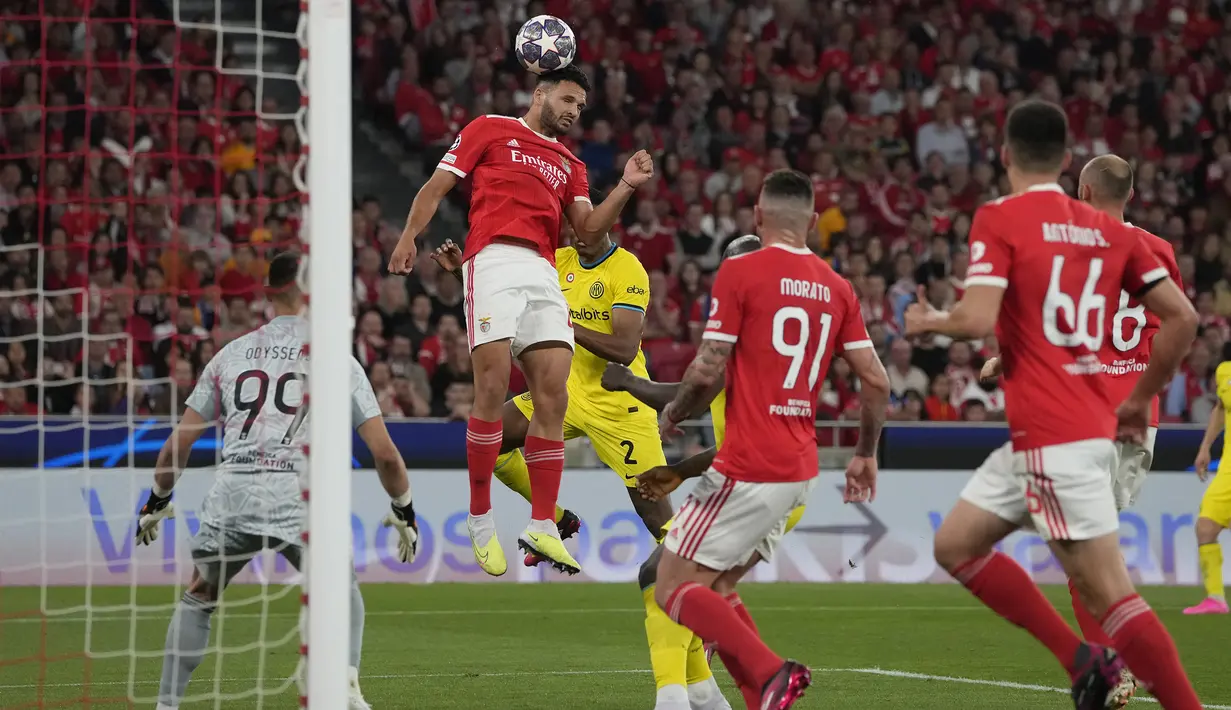 Striker Benfica, Goncalo Ramos (atas) berusaha menghalau bola dari ancaman gelandang Inter Milan, Denzel Dumfries pada laga leg pertama babak perempatfinal Liga Champions 2022/2023 di Luz Stadium, Benfica, Rabu (12/4/2023) dini hari WIB. (AP Photo/Armando Franca)