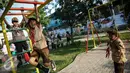 Seorang anak tertawa saat bermain di RPTA Kelurahan Pejagalan, Kecamatan Penjaringan, Jakarta (6/4). Salah satu fungsi RPTRA adalah agar masyarakat bisa saling mengenal dan menjadi tempat bermain anak. (Liputan6.com/Faizal Fanani)