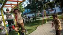 Seorang anak tertawa saat bermain di RPTA Kelurahan Pejagalan, Kecamatan Penjaringan, Jakarta (6/4). Salah satu fungsi RPTRA adalah agar masyarakat bisa saling mengenal dan menjadi tempat bermain anak. (Liputan6.com/Faizal Fanani)
