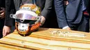 Helm yang digunakan Jules Bianchi saat berlomba diletakkan di atas peti saat acara pemakaman pembalap asal Prancis tersebut di Reparate Katedral Sainte, Nice, Selasa (21/7/2015). (REUTERS/Jean-Pierre Amet)