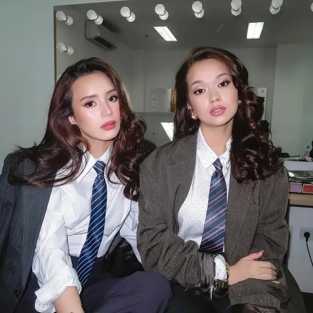 Bak Anak Kembar, Potret Beby Tsabina dan Rebecca Klopper Jadi Mafia Girl dengan Gaya Androgini