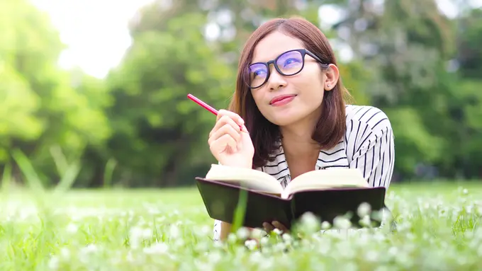 berpikir membaca buku