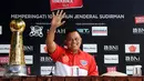 Panglima TNI, Jenderal TNI Gatot Nurmantyo menyapa wartawan jelang memberikan keterangan pelaksanaan final di Jakarta, Rabu (20/1/2016). Final akan mempertemukan Mitra Kukar melawan Semen Padang, Minggu (24/1). (Liputan6.com/Helmi Fithriansyah)