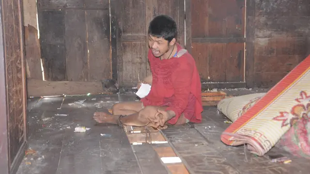 Eko terpaksa dipasung di belakang rumahnya (Liputan6.com / Nefri Inge)