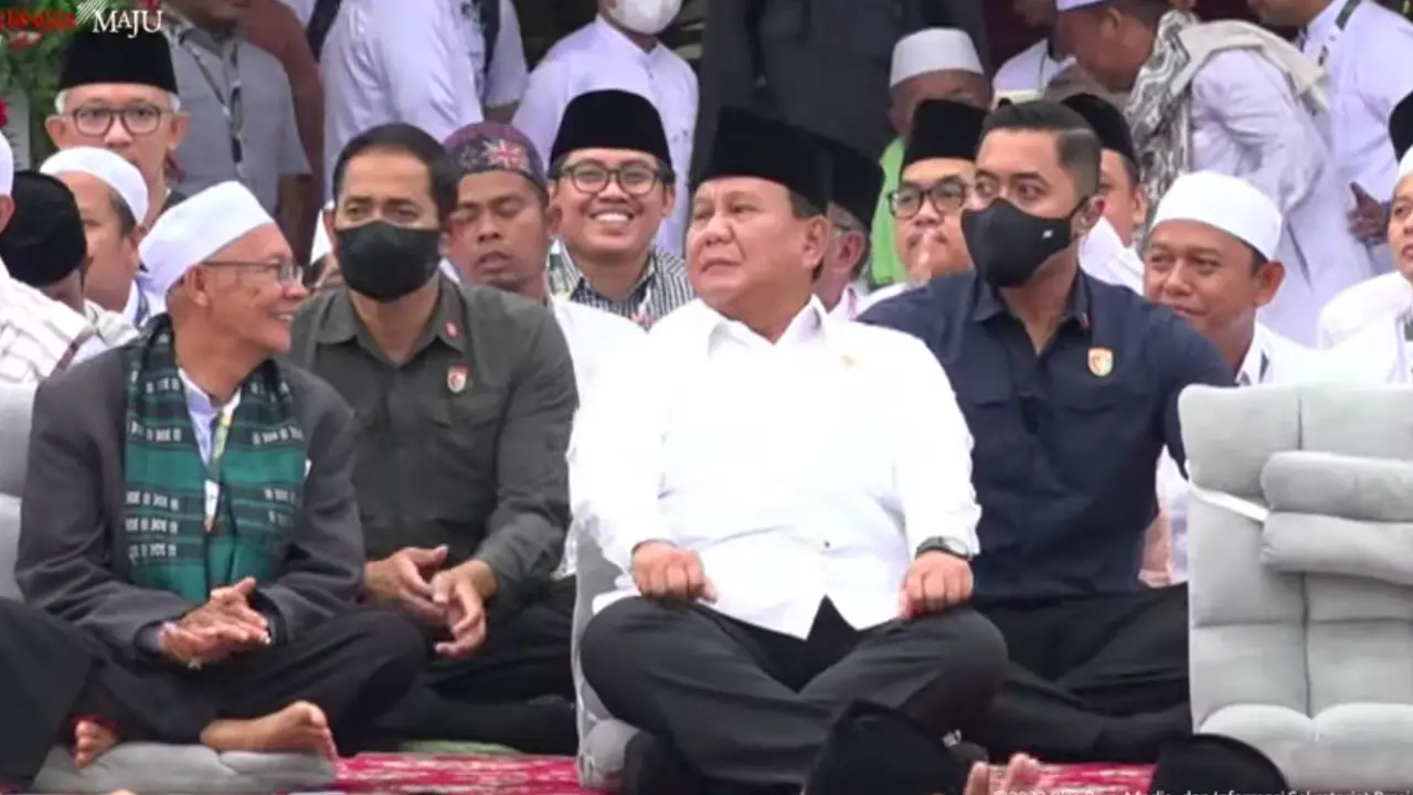 Menteri Pertahanan Prabow mendampingi Presiden Jokowi saat acara Istigasah dan doa bersama Rabithah Melayu-Banjar di Kabupaten Tabalong, Kalimantan Selatan. (Istimewa)