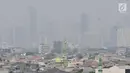 Pemandangan gedung-gedung pencakar langit dan permukiman warga saat tertutup polusi udara di Jakarta, Minggu (8/9/2019). Provinsi DKI Jakarta meraih peringkat ketiga dari 89 kota besar di dunia sebagai kota berkualitas udara terburuk berdasarkan parameter AirVisual. (merdeka.com/Iqbal S. Nugroho)