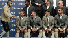 Pemain-pemain Bayern Munchen melakukan sesi foto dengan memakai kostum tradisional Bavaria. Pemain baru Munchen, Arturo Vidal pun turut serta dalam sesi foto tersebut. (25/8/2015). (AFP Photo/Christof Stache)