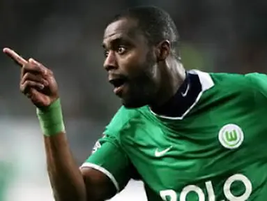 Wolfsburg&#039;s Brazilian striker Grafite celebrates after scoring the 2-0 during Bundesliga football match VfL Wolfsburg vs Borussia Dortmund in Wolfsburg on May 12, 2009. AFP PHOTO DDP / RONNY HARTMANN