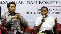 Menteri Sosial Idrus Marham (kanan) bersama Anggota DPR Maruarar Sirait menjadi pembicara dalam diskusi politik di Jakarta, Jumat (23/3). Diskusi tersebut membahas Permasalahan dan Konstelasi Pilkada Sumatera Utara 2018. (Liputan6.com/Johan Tallo)