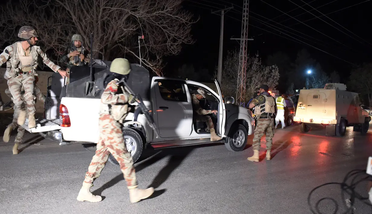 Tentara Pakistan tiba saat operasi besar terhadap gerilyawan di Akademi Polisi Balochistan, Quetta, Senin (24/10). Serangan itu diduga dilakukan oleh 5-6 orang bersenjata ketika para taruna polisi sedang tidur. (AFP/Banaras Khan)