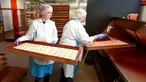 Pekerja memberi warna pada kue yang terbuat dari marzipan segar di tempat pembuatan tradisional JG Niederegger GmbH di Luebeck, Jerman (5/12). Marzipan adalah adonan yang bahan utamanya terbuat dari cacahan kacang almond dan gula. (AFP Photo/Stollarz)