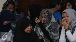 Sejumlah kerabat tampak sedih saat memanjatkan doa untuk almarhumah istri Tukul Arwarna, Jakarta, Selasa (23/8). Saat ini almarhumah Susiana sedang disemayamkan di rumah duka di Jalan H. Jian No. 22, Cipete, Kebayoran Baru. (Liputan6.com/Herman Zakharia)