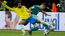 Pemain timnas Brasil, Marcelo berebut bola dengan pemain timnas Jerman, Joshua Kimmich pada laga uji coba di Olympiastadion Berlin, Selasa (27/3). Brasil sukses menaklukkan Jerman dengan skor 1-0. (AP Photo/Michael Sohn)
