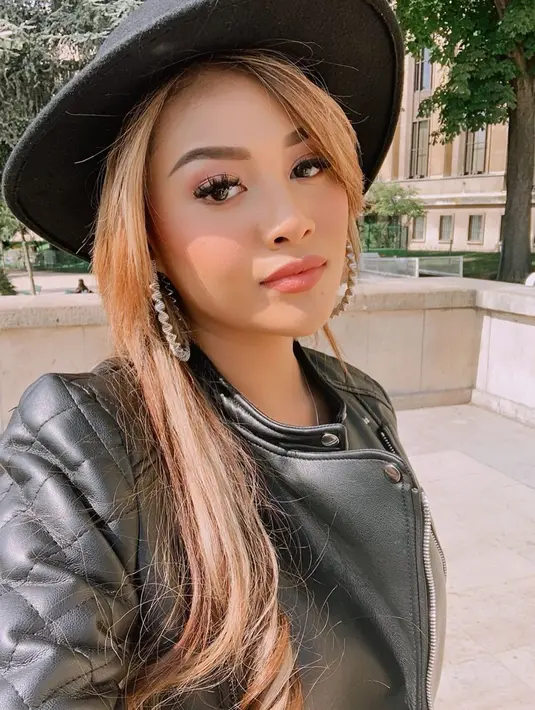 Di beberapa momen, pelantun lagu Kepastian ini tampil memesona dengan topi. Bukan hanya berfungsi sebagai penutup kepala, topi juga menjadi aksesoris penunjang penampilan Aurel Hermansyah.
(Liputan6.com/IG/@aurelie.hermansyah)