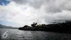 Truk menurunkan pasir di tepi pantai kawasan Boulevard on Bussines (BoB) di Manado, Sulawesi Utara, (31/3). Proyek reklamasi pantai boulevard seluas 76 hektar untuk pembangunan kawasan bisnis dan komersil sejak tahun 90-an. (Liputan6.com/Faizal Fanani)
