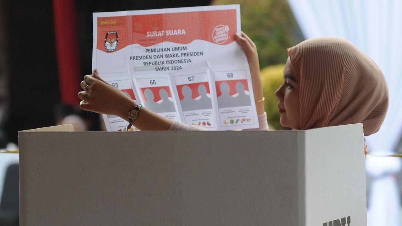 Komisi Pemilihan Umum (KPU) Kota Jakarta Pusat menggelar simulasi pemungutan dan penghitungan suara di Tempat Pemungutan Suara (TPS) untuk Pemilu 2024, di Jakarta, Rabu (17/1/2024). Simulasi ini digelar sebagai upaya pematangan persiapan mengingat Pemilu 