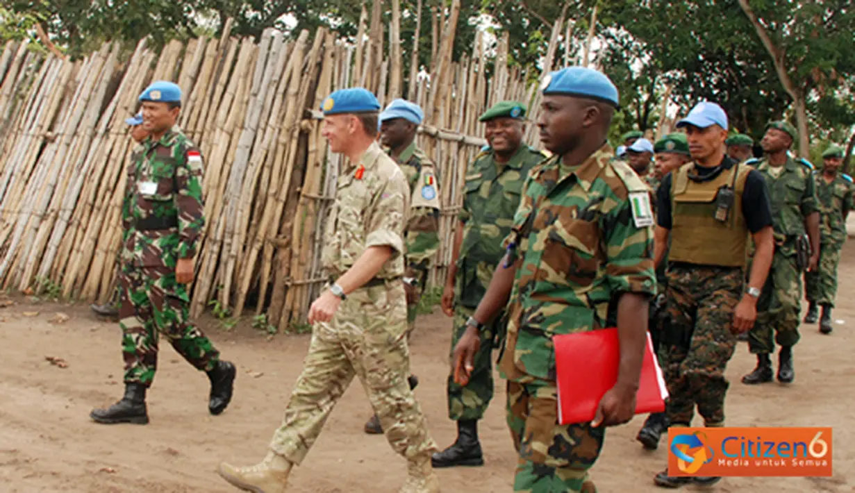 Citizen6, Kongo: Dansatgas Zeni TNI Letkol Czi Sapto Widhi Nugroho mendampingi Deputy Force Commander Mayjen Adrian Foster (Inggris) beserta rombongan meninjau lokasi pembangunan Camp Tentara Kongo, Minggu (15/4). (Pengirim: Badarudin Bakri)