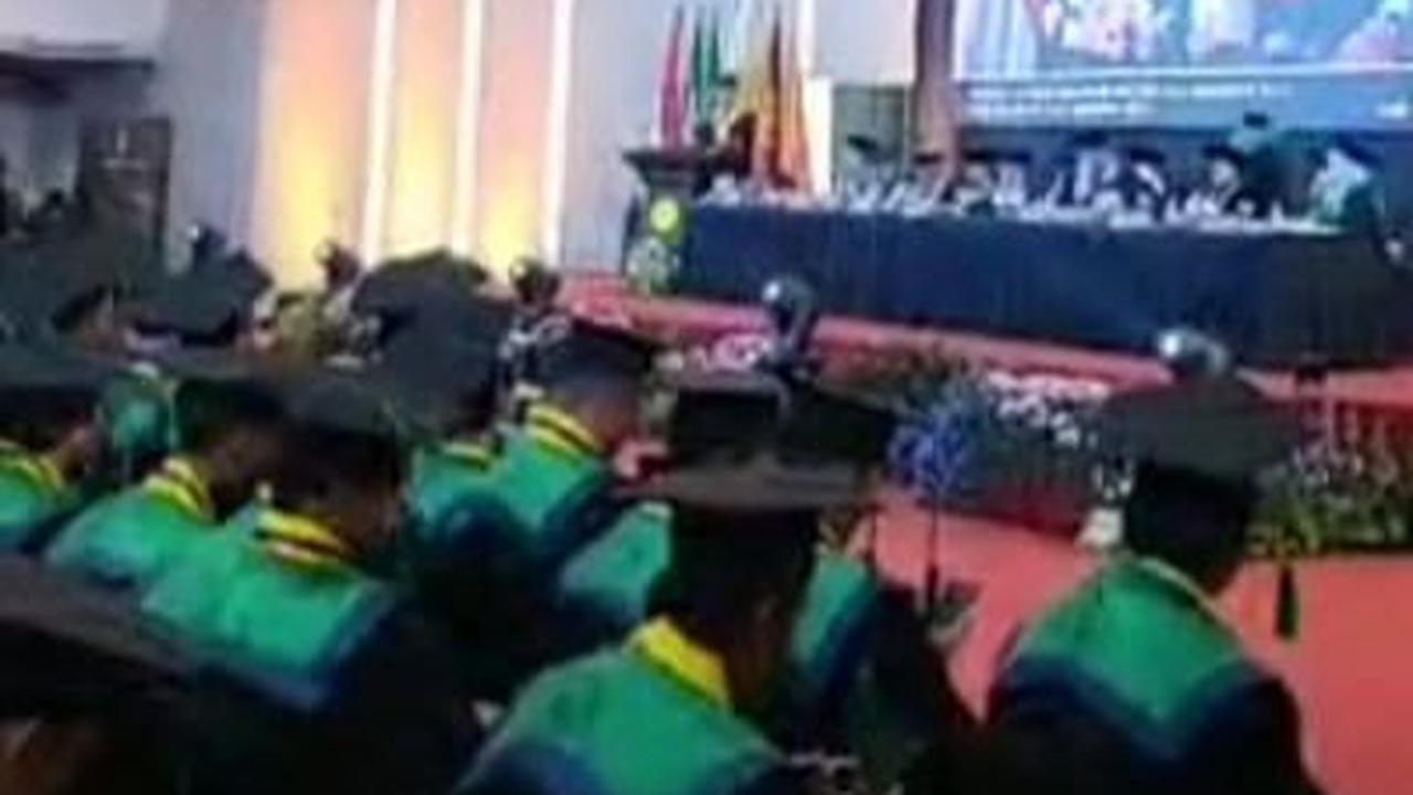 Ketidakhadiran Oky Setiana Dewi, yang sedang di luar negeri, juga mencuri perhatian.