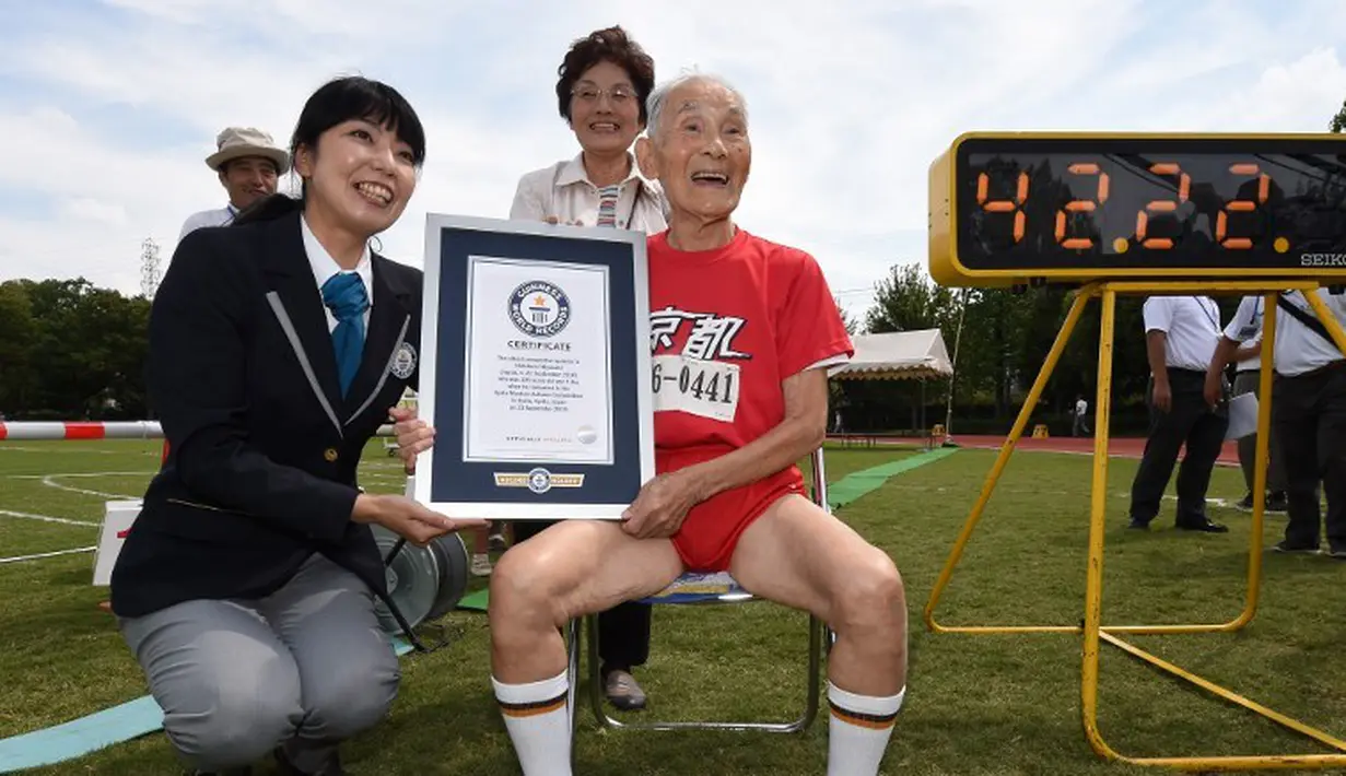 Hidekichi Miyazaki, 105 tahun, dinobatkan sebagai sprinter tertua di dunia oleh Guinness World Records setelah berlomba di nomor lari 100m Kyoto Masters Autumn Competiton di Kyoto, Jepang, Rabu (23/9/2015). (AFP Photo/Toru Yamanaka)