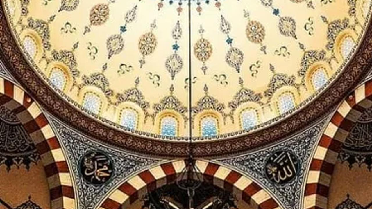 4. Masjid memiliki kapasitas 1.200 jemaah, tampak begitu menonjol di antara gedung-gedung bertingkat bernuansa modern.
