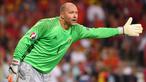 Gabor Kiraly memecahkan rekor tersebut pada Piala Eropa 2016. Pada penyisihan Grup F kontra Austria, 14 Juni 2016, ia berusia 40 tahun dan 74 hari. Kala itu ia memecahkan rekor pemain tertua di Piala Eropa milik legenda Jerman, Lothar Matthaus: 39 tahun 91 hari. (Foto: AFP/Pascal Guyot)