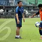 Didampingi Aji Santoso (Tim Pelatih Timnas Indonesia U23) Andik Vermansyah berlatih melakukan tendangan first time saat latihan di Stadion GBK Jakarta pada 3 Des 2013 (Liputan6.com/Helmi Fithriansyah)