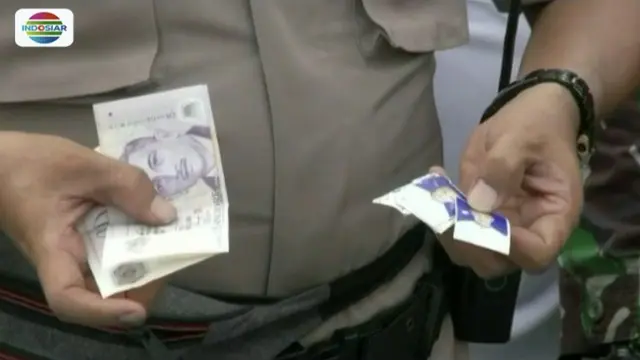 Nelayan Muara Gembong, Bekasi, kembali temukan barang diduga milik korban Lion Air JT 610, diantaranya sejumlah uang dolar Singapura dan lima lembar foto.