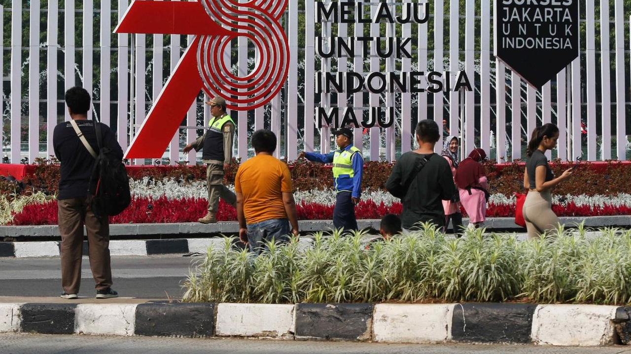 Sejumlah warga tetap berolahraga meski Hari Bebas Kendaraan Bermotor (HBKB) atau Car Free Day (CFD) ditiadakannya di kawasan Sudirman, Jakarta, Minggu (3/9/2023).