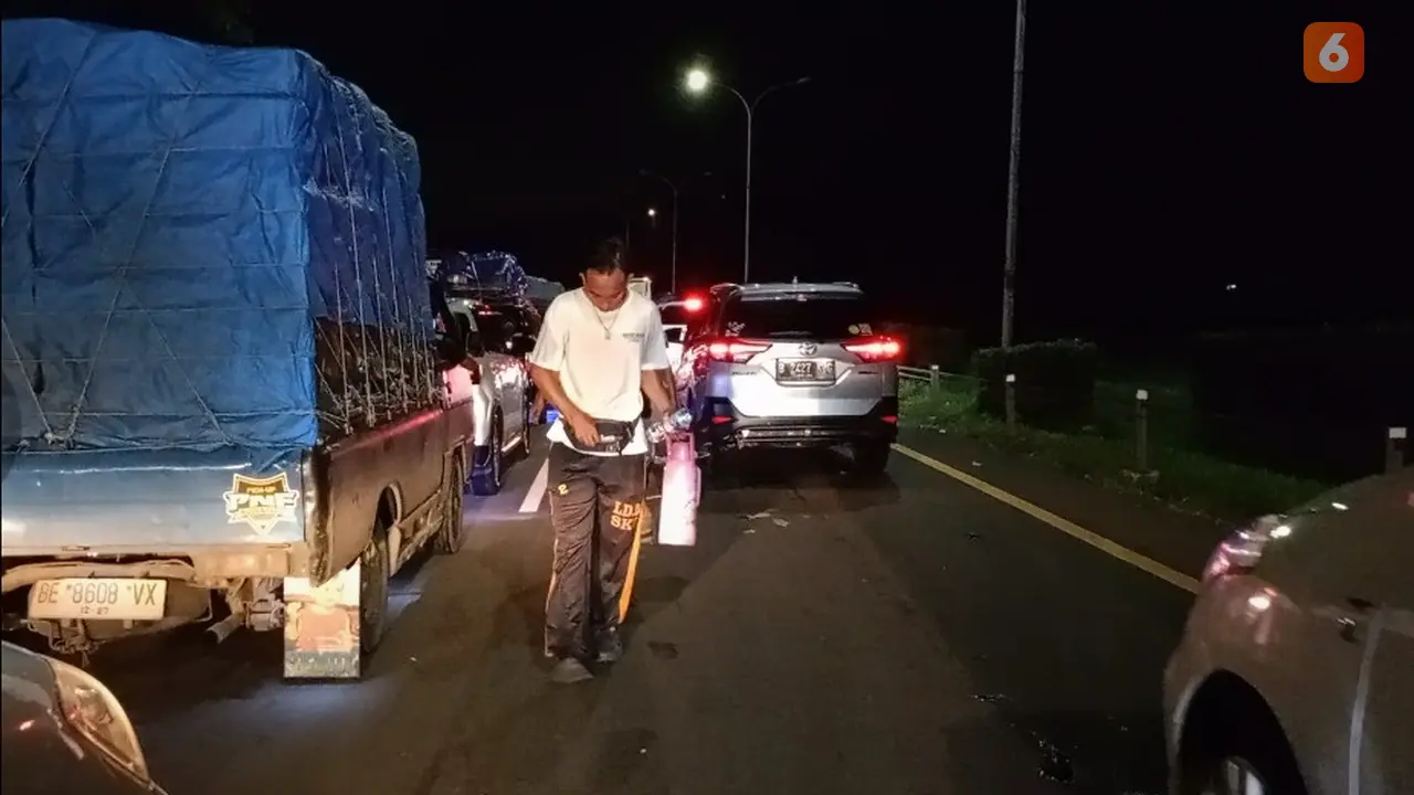 Masyarakat Sekitar Jadi Pedagang Dadakan. (Sabtu, 06/04/2024). (Yandhi Deslatama/Liputan6.com).