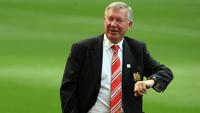 Mantan pelatih MU, Sir Alex Ferguson, bukanlah penyuka tren sepatu sepak bola warna-warni. Ferguson hanya membolehkan memakai sepatu berwarna hitam terutama untuk pemain-pemain muda. (AFP/Paul Ellis)