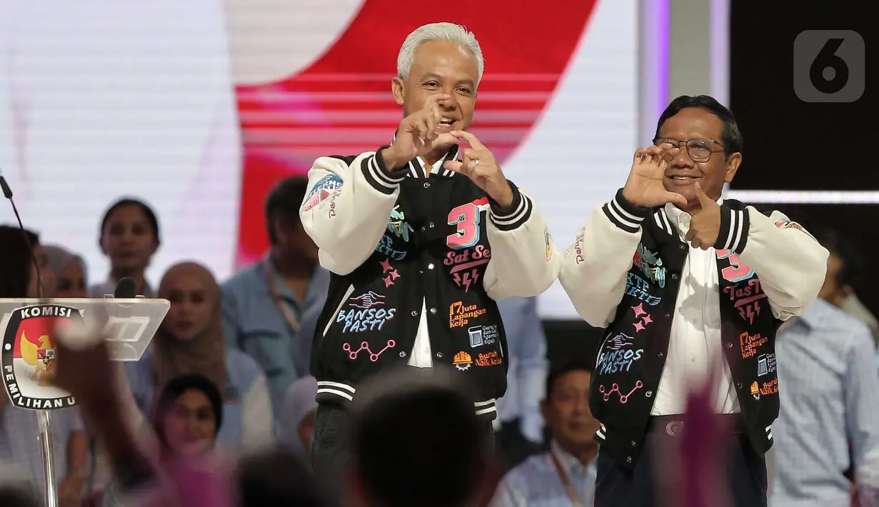 Calon Presiden dan Calon Wakil Presiden nomor urut 3 Ganjar Pranowo (kiri) dan Mahfud MD saat tiba untuk mengikuti Debat Kelima Pilpres 2024 di Jakarta Convention Center (JCC), Jakarta, Minggu (4/2/2024). (Liputan6.com/Angga Yuniar)