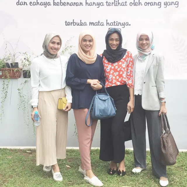 6 Potret Indah Indriana 'Istri Kedua' Pakai Hijab, Tampil Menawan