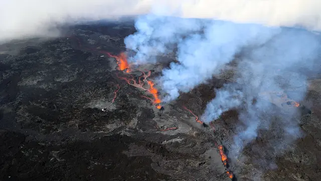Penampakan Semburan Lava Gunung Piton de la Fournaise di Prancis