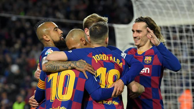 Pemain Barcelona rayakan gol tunggal Lionel Messi (Lluis Gene/AFP)