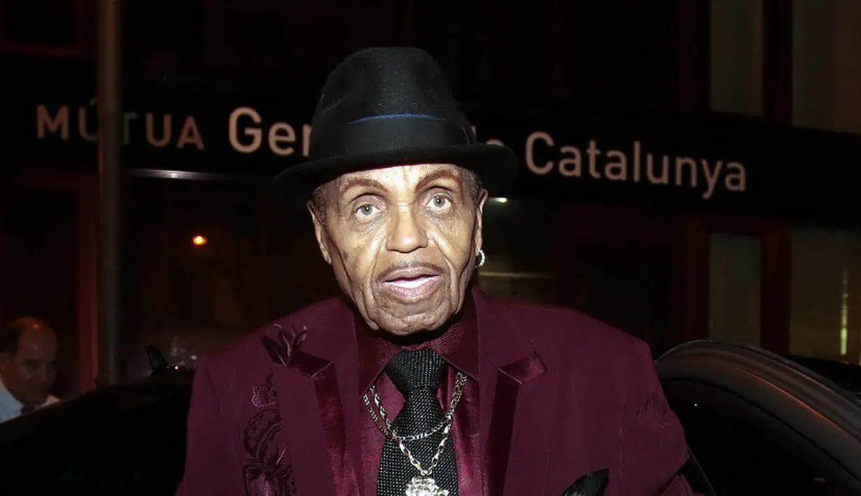 Masih belum diketahui pemakamannya akan digelar secara private atau publik. (Extra)