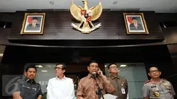 Menkopolhukam Wiranto (tengah) saat mengumumkan pembubaran Hizbut Tahrir Indonesia (HTI) di Jakarta, Senin (8/5). Wiranto menuturkan, keputusan tersebut telah melalui satu proses pengkajian yang panjang. (Liputan6.com/Helmi Fithriansyah)