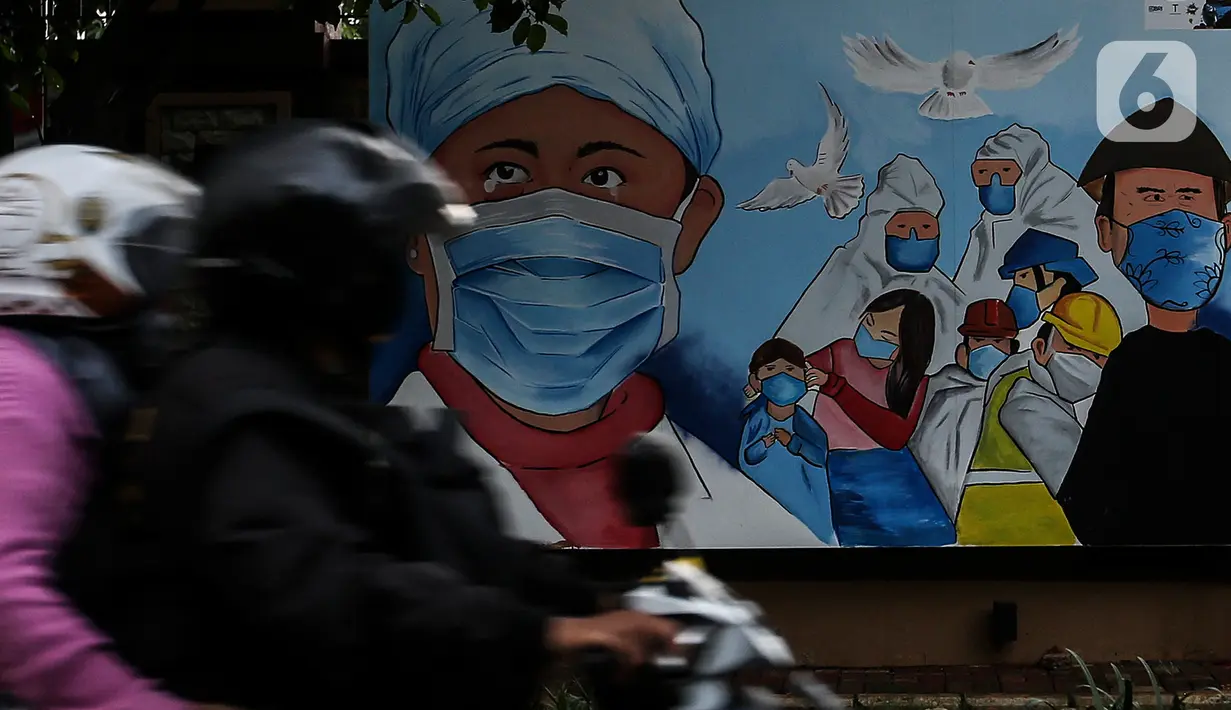 Pengendara motor melintas di depan mural di kawasan Lapangan Bhayangkara, Mabes Polri, Jakarta, selasa (2/11/2021). Selama ini seni mural kurang mendapatkan tempat di fasilitas-fasilitas umum dan Pembuatan Mural ini bagian dalam rangka Bhayangkara Mural Festival 2021. (Liputan6.com/Johan Tallo)