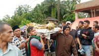 Sulitnya Perjalanan Jenazah Warga Pasaman: Ditandu Estafet, Menerjang Banjir dan Lumpur