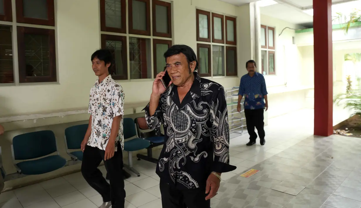 Rhoma Irama datang ke Rumah Sakit Ketergantungan Obat (RSKO) Cibubur, Jakarta Timur. Kedatangannya guna melihat kondisi Ridho Rhoma yang kini tengah menjalani rehabilitasi narkoba. (Nurwahyunan/Bintang.com)